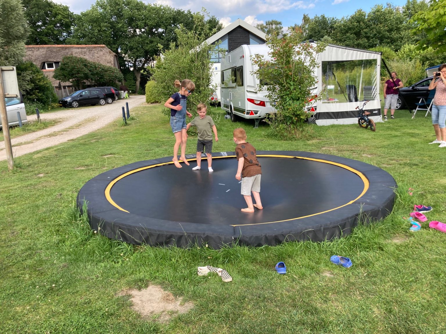 Springen op de trampoline op gezinscamping De Oldenhove